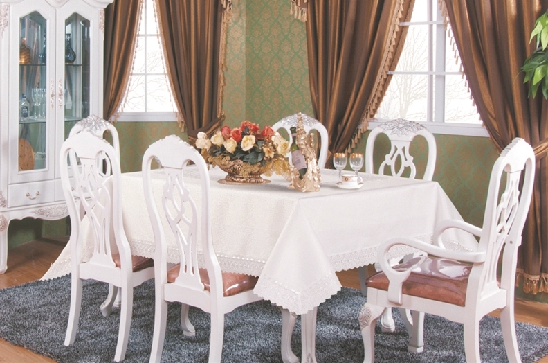 H088 Luxury Tablecloth in White - with centerpiece